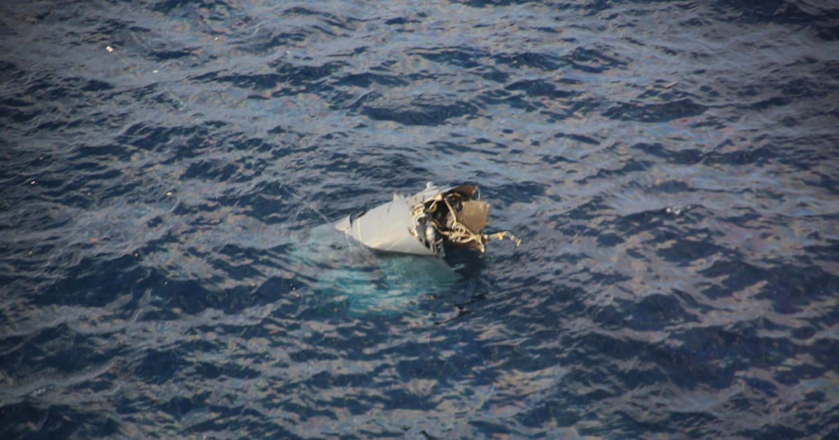 アメリカの軍用機オスプレイが8人を乗せて日本沖に墜落。 当局者は少なくとも1人が死亡したと発表