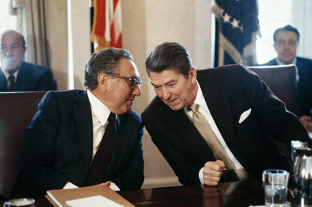 Reagan And Kissinger Confer During A Meeting 