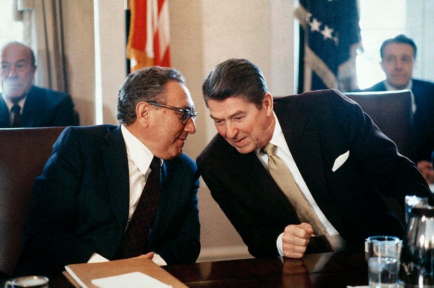Reagan And Kissinger Confer During A Meeting