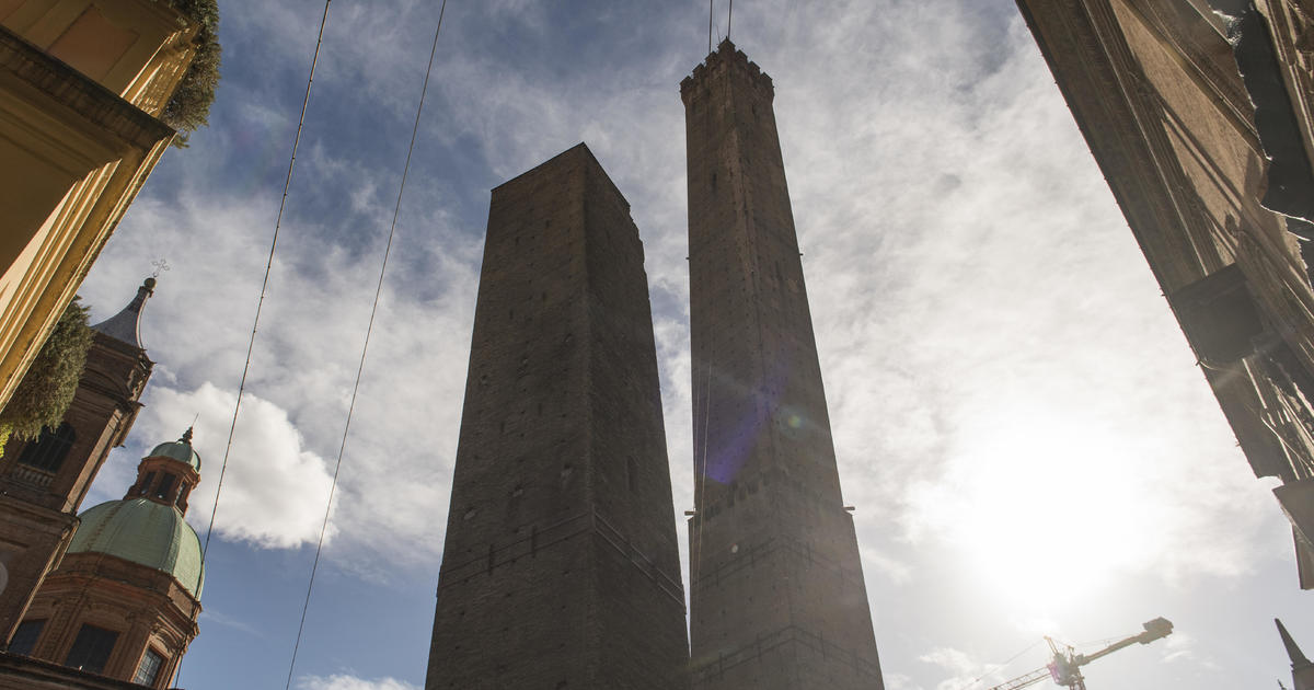 Италианският град Болоня се подготвя за срутване на наклонената кула Гарисенда