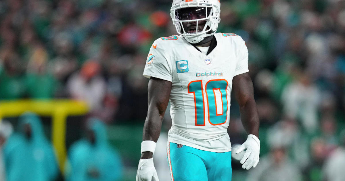 Tyreek Hill exits Dolphins’ game vs. Titans with ankle injury, returns in 2nd half