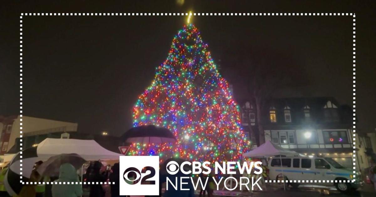 Families gather for tree lighting celebration in Ridgewood, New Jersey