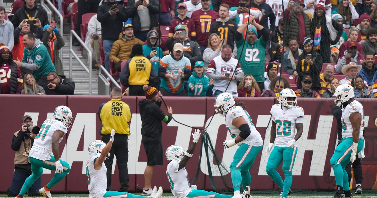 Dolphins unveil roller coaster celebration following Tyreek Hill’s 1st of two extended TDs at Commanders Dolphins unveil roller coaster celebration following Tyreek Hill’s 1st of two extended TDs at Commanders