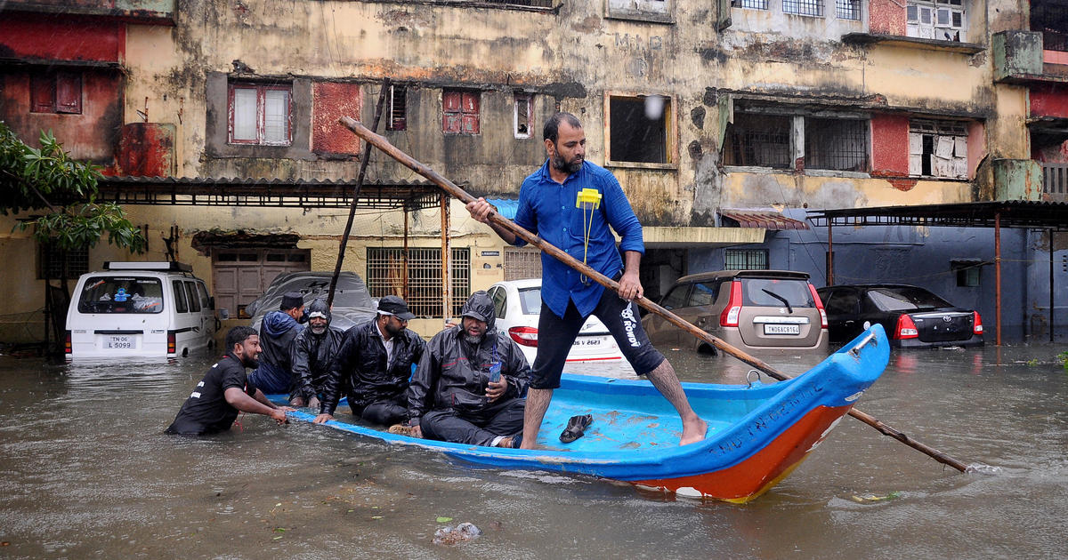 Ню Делхи — Проливен дъжд и наводнения причинени от приближаващия