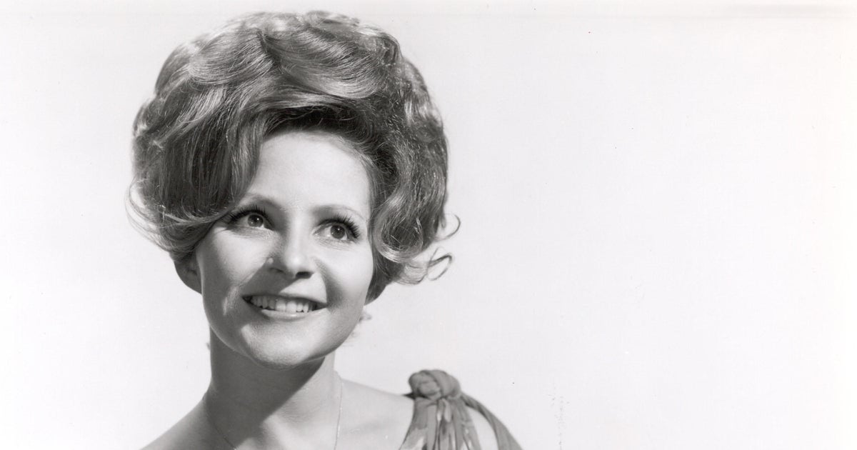 Brenda Lee’s “Rockin’ Around the Christmas Tree” tops Billboard Hot 100 chart for first time since 1958 release Brenda Lee’s “Rockin’ Around the Christmas Tree” tops Billboard Hot 100 chart for first time since 1958 release
