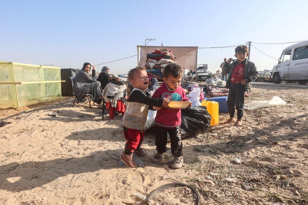 Displaced Palestinian children, who fled from Khan Yunis are