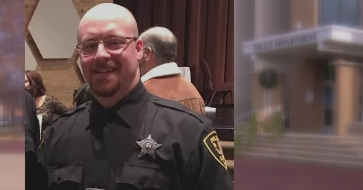 Elgin, Illinois police officer faces child pornography charges - CBS Chicago