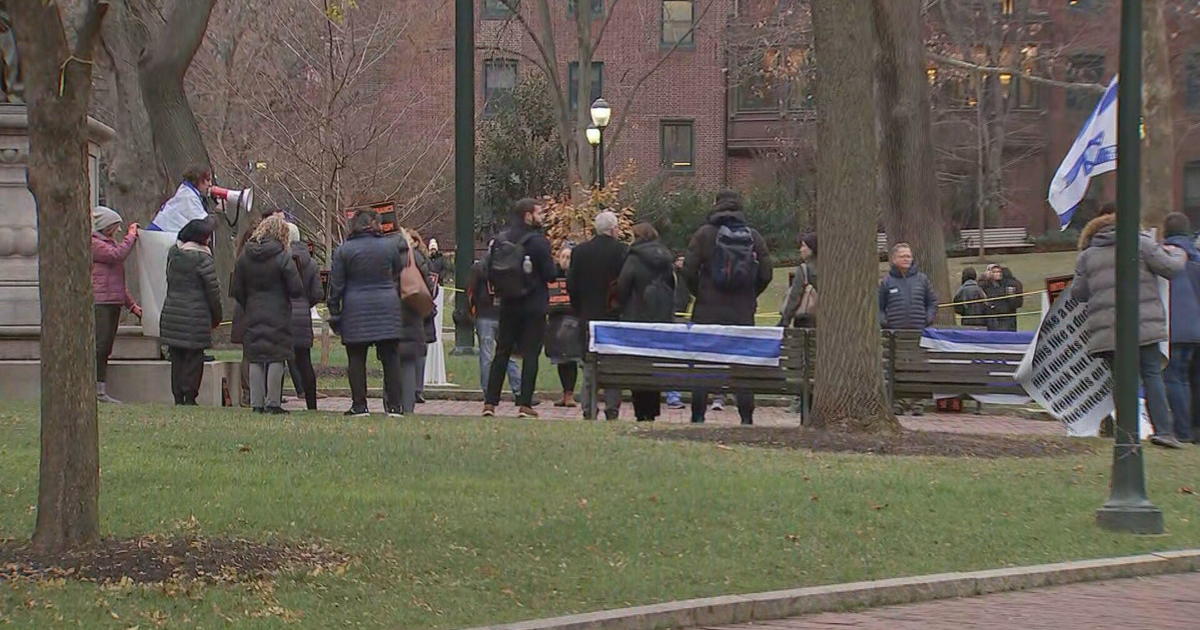 Студенти протестират срещу президента на Университета на Пенсилвания Лиз Магил след коментари по време на изслушването относно антисемитизма
