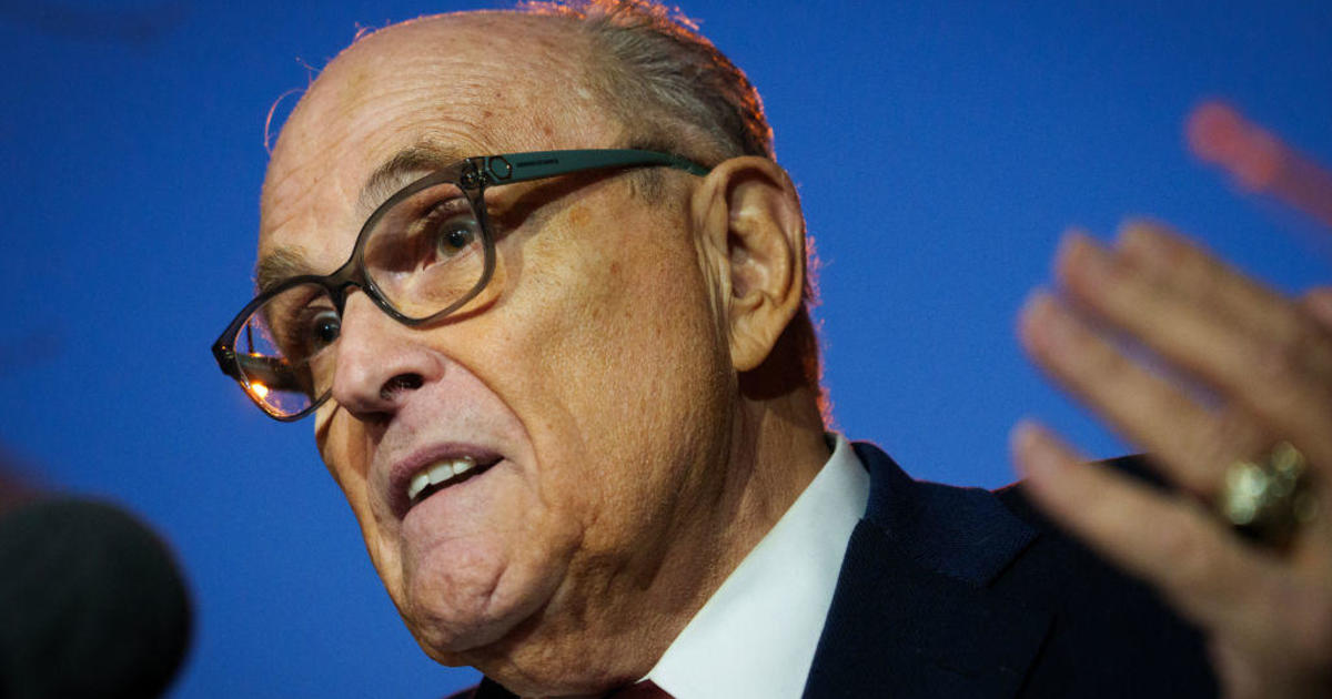 Rudy Giuliani bekennt sich auf nicht schuldig, als Trump-Mitarbeiter im Fall der Wahlen in Arizona 2020 festgenommen werden