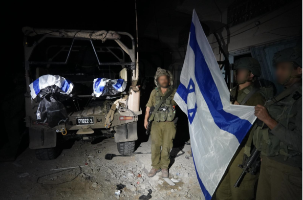 Israeli troops with flag and a vehicle returning the bodies of two hostages from Gaza 