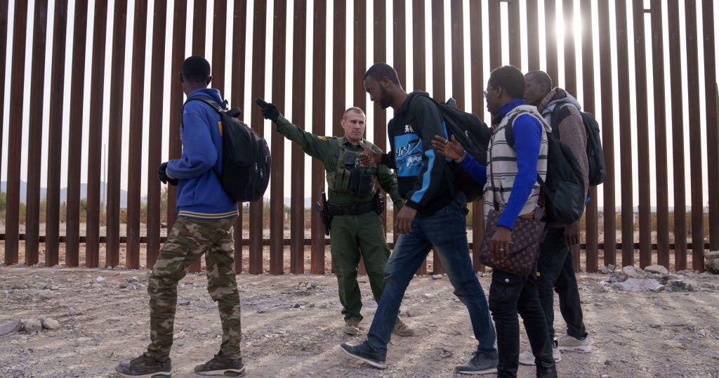 Biely dom je otvorený novým cezhraničným vyhosteniam, povinnému zadržiavaniu a zvýšeným deportáciám v rozhovoroch s Kongresom