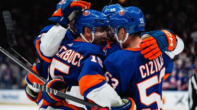 islanders-maple-leafs-casey-cizikas.jpg
