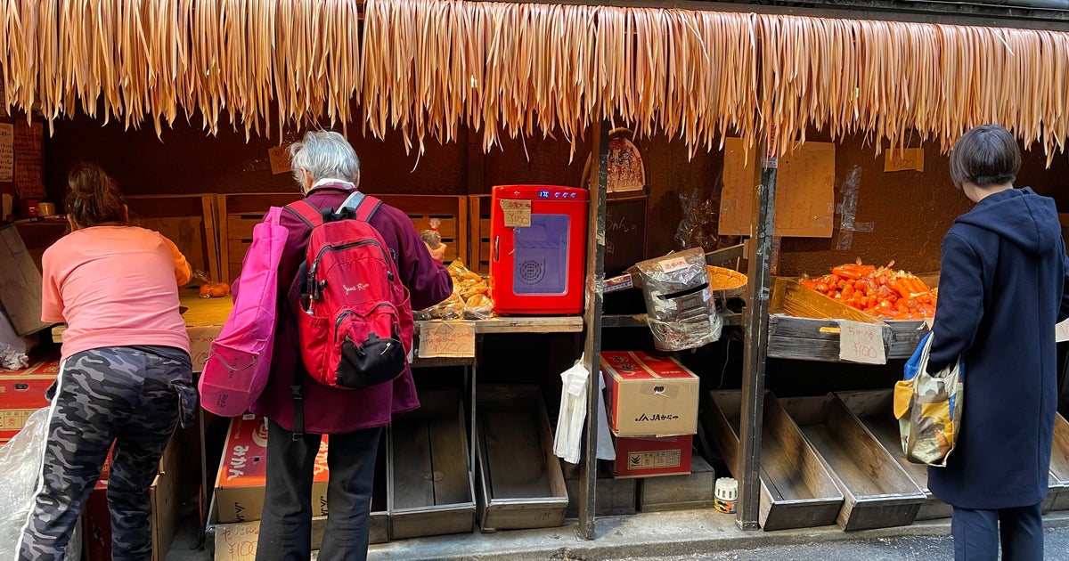 農家は「移動中の飢えた若者」を助けるために、東京のトレンディーな地区で食料を数ペニーで販売している 農家は「移動中の飢えた若者」を助けるために、東京のトレンディーな地区で食料を数ペニーで販売している