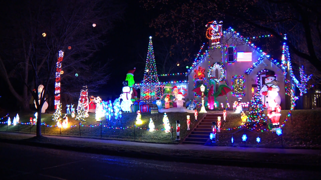 anvato-6488538-watch-hopkins-home-decked-out-in-holiday-lights-15-584.png 
