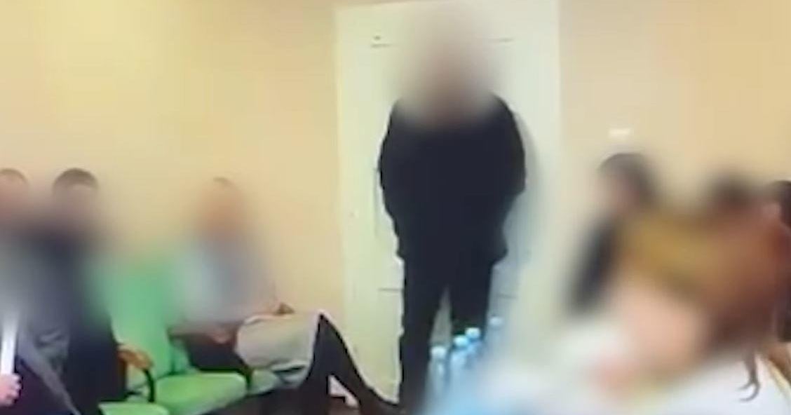 우크라이나 시의회 의원이 회의 중 수류탄을 터뜨려 26명이 부상당했고 공격 영상이 포착됐다. 우크라이나 시의회 의원이 회의 중 수류탄을 터뜨려 26명이 부상당했고 공격 영상이 포착됐다.