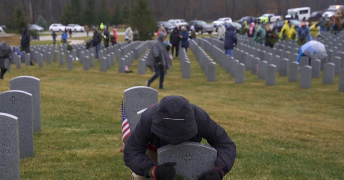 Fallen veterans honored in Wreaths Across America Day - CBS News