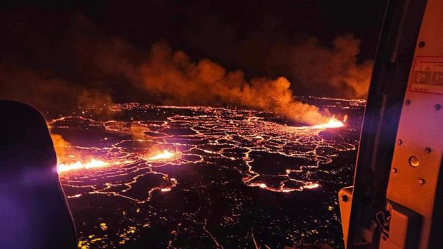 Volcano erupts on Iceland's Reykjanes peninsula 