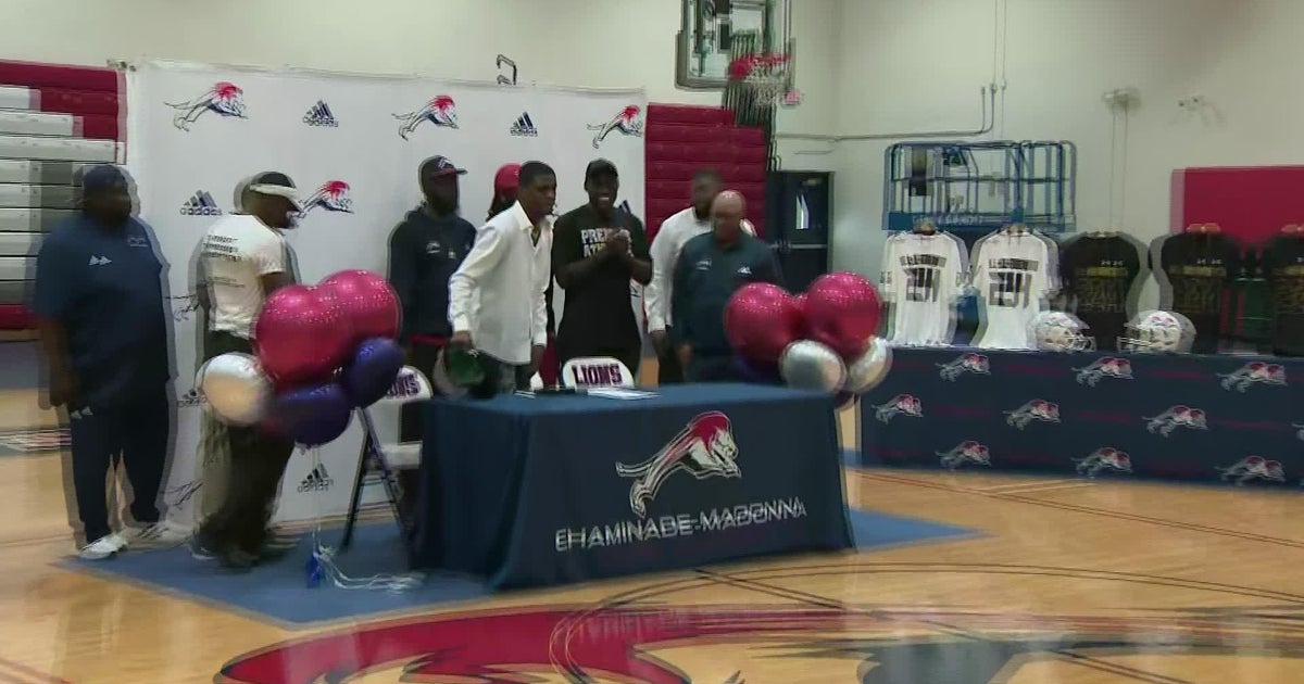 Chaminade-Madonna Prep’s Joshisa JoJo Trader and Jeremiah Smith Chaminade-Madonna Prep’s Joshisa JoJo Trader and Jeremiah Smith