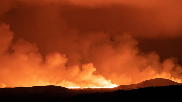 Volcano erupts in the Reykjanes Peninsula