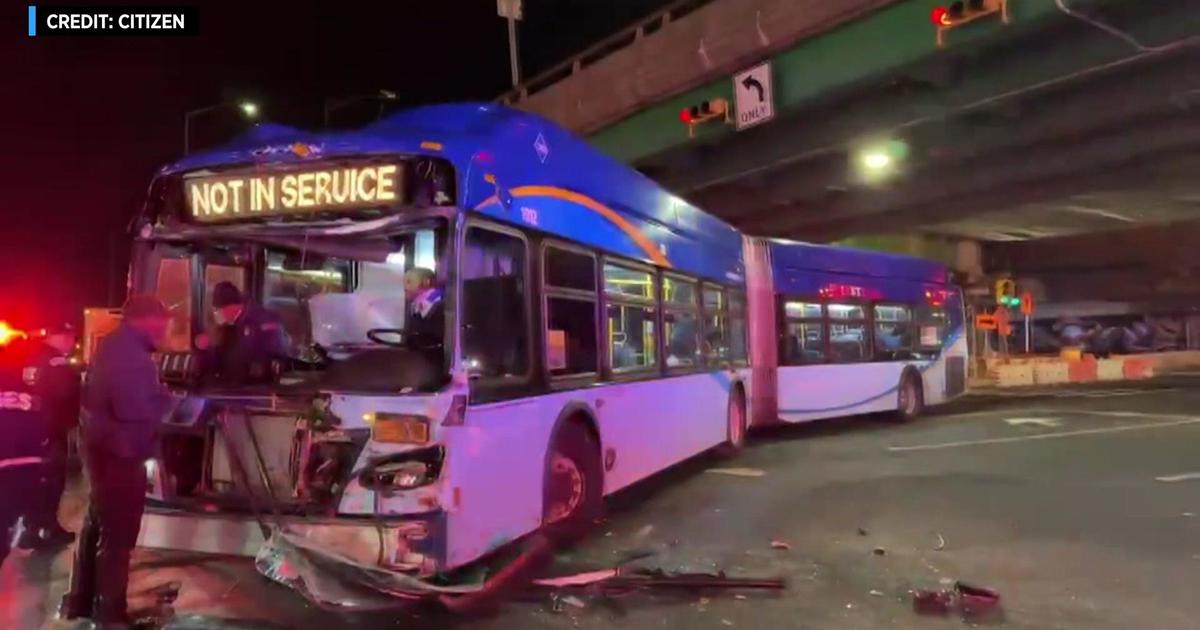 Санитарен камион удари автобус на MTA в Бронкс; 13 ранени