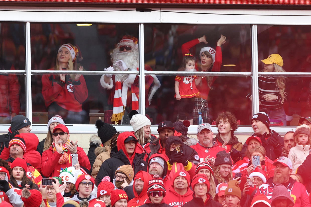 Taylor Swift spends Christmas Day cheering for Travis Kelce at Chiefs ...