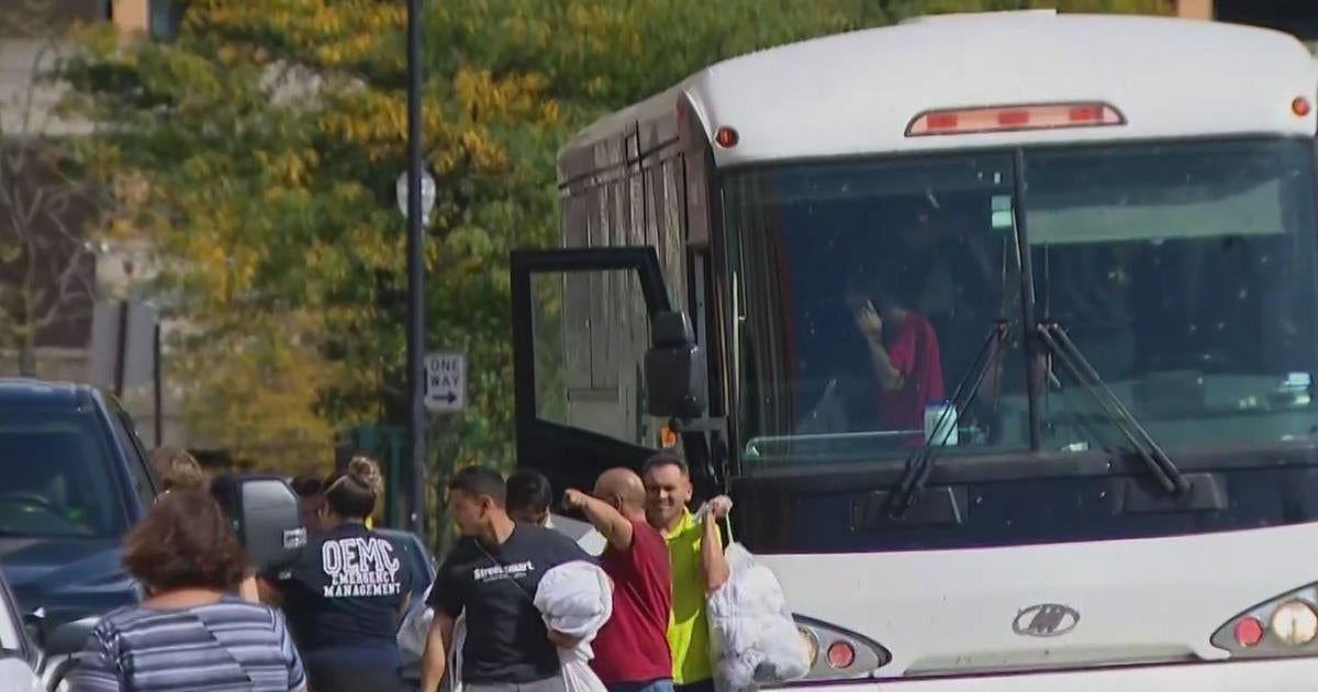 More Migrants Arriving In Chicago By Train Following City Council's ...