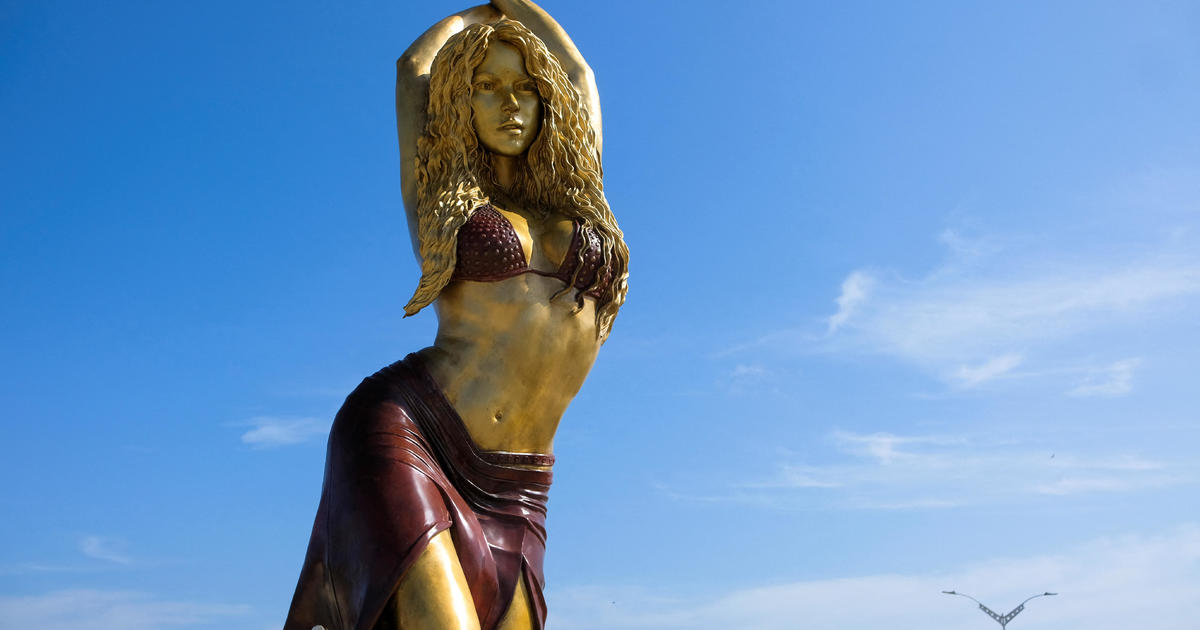 Висока 21 футова бронзова статуя на Шакира беше открита в родния