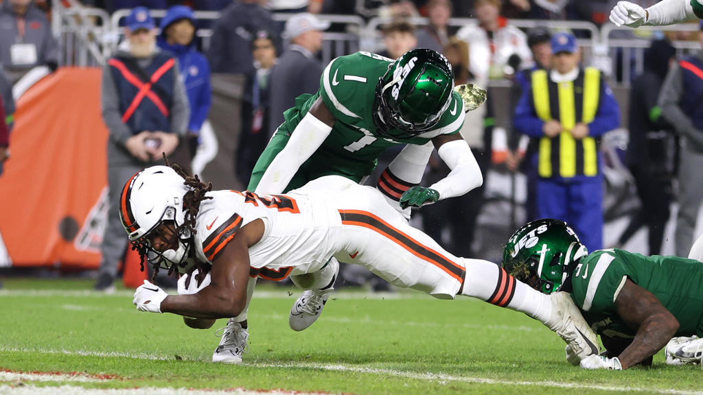 Joe Flacco lights up Jets in first half, leads Browns to playoff berth