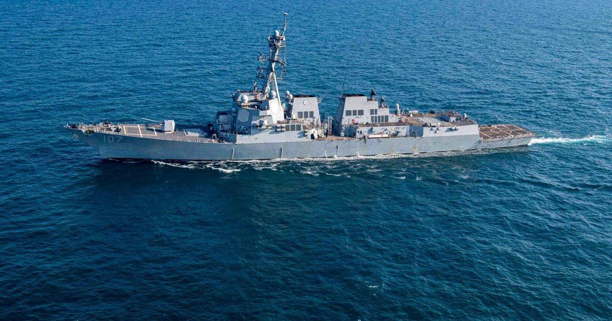 El Pentágono dice que drones dispararon contra cruceros en el Mar Rojo en respuesta al ataque con misiles hutíes