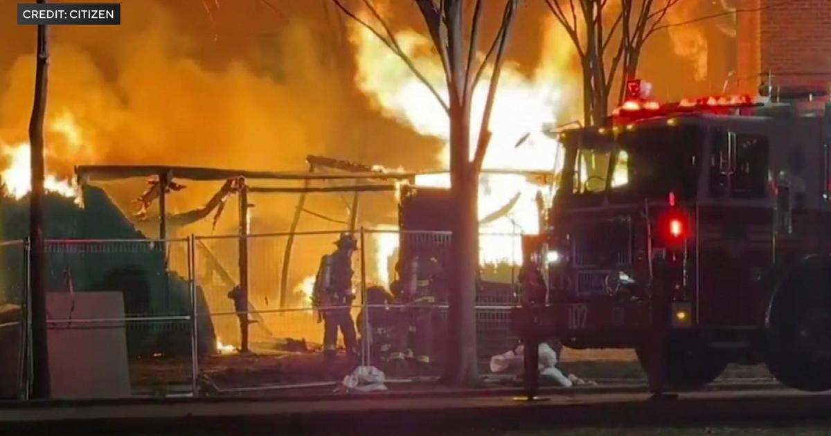 НЮ ЙОРК -- Пожарникарите се бориха с голям пожар в