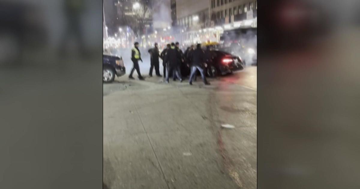 Motorista atinge barricadas na calçada da Times Square, ferindo 8 pessoas.