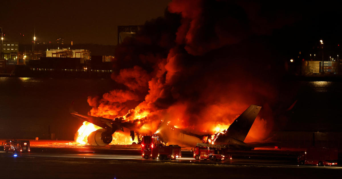 東京の羽田空港で日本航空の旅客機が海上保安庁の飛行機と衝突し、5人が死亡、数百人が避難した