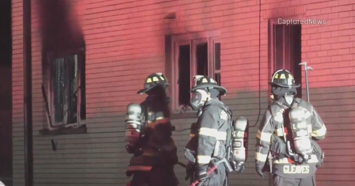 Chicago area apartment fire leaves 1 man dead, another hurt - CBS Chicago