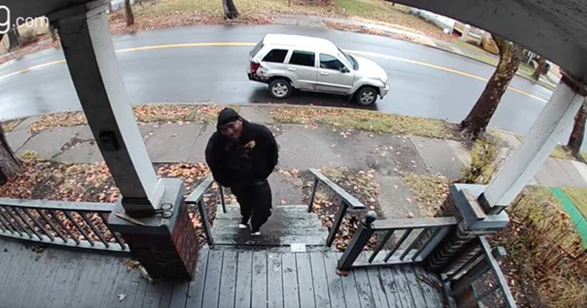 VIDEO: Detroit police search for suspect who stole $5K worth of items from a home