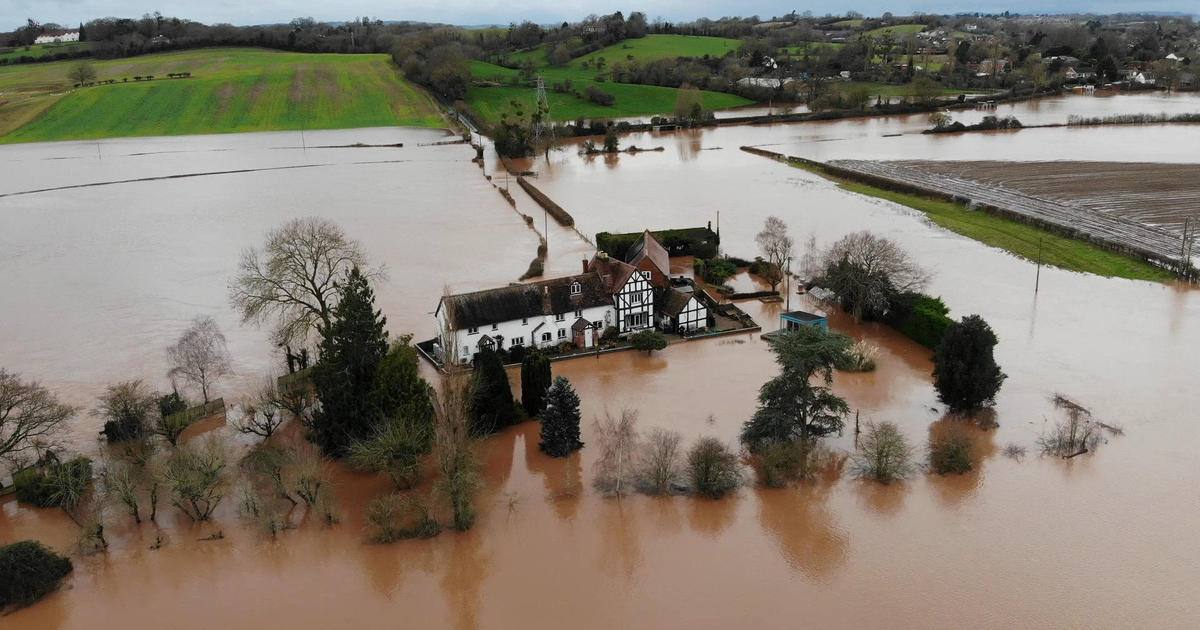 A casa de um inglês foi inundada quase uma dúzia de vezes em 7 anos.  Ele construiu um muro para evitar que isso acontecesse novamente.