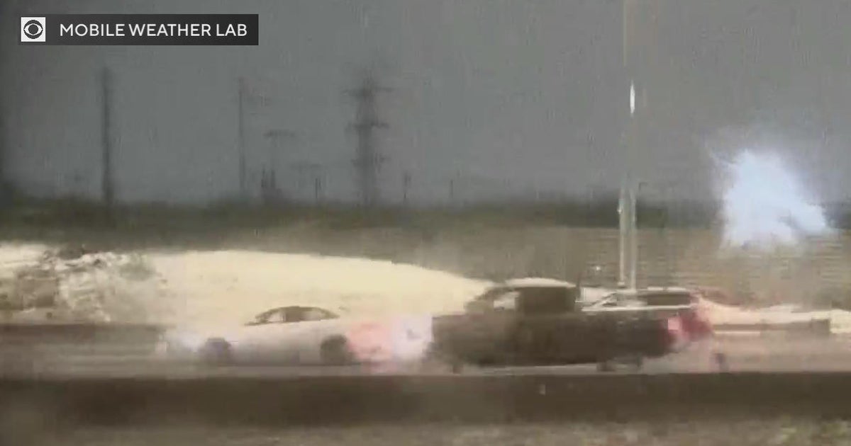 Slick conditions on Stevenson Expressway amid winter storm - CBS Chicago