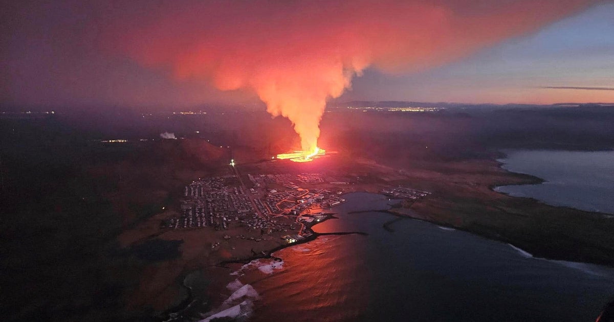 Erupcja wulkanu na Islandii wypluwa lawę w kierunku miasta w pobliżu głównego lotniska w kraju