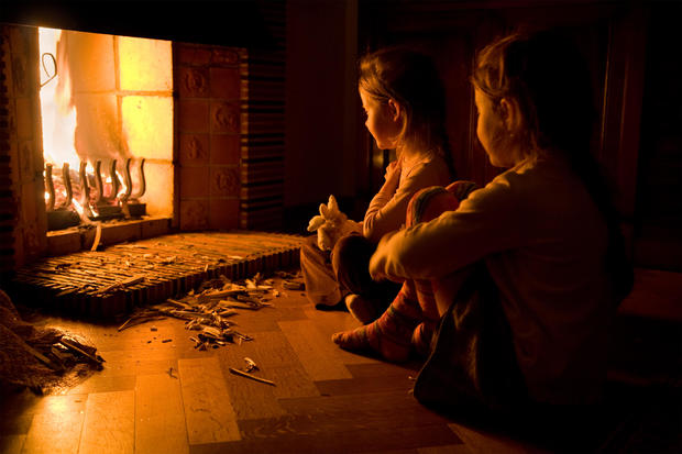 Children at the fireplace 