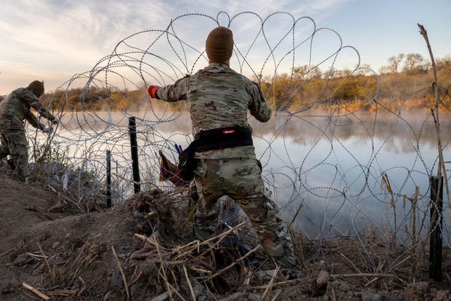 Los soldados de la Guardia Nacional de Texas instalan alambre de afeitar adicional a lo largo del Río Grande el 10 de enero de 2024, en Eagle Pass, Texas.