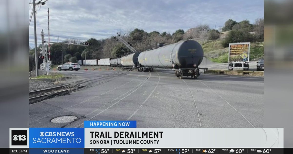 Train derailment closes roads in Sonora