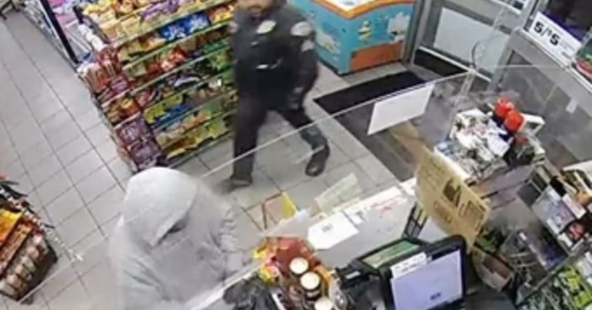 Полицейски служител несъзнателно влиза във въоръжен грабеж в West Covina 7-Eleven