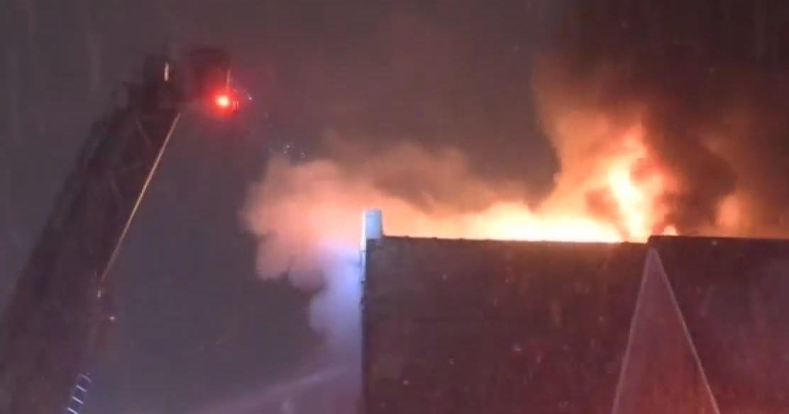 CFD crews battle roof fire at South Side building - CBS Chicago