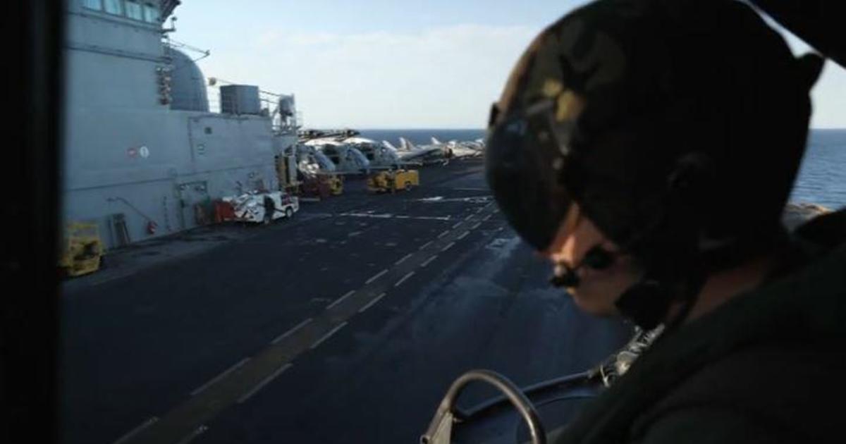 Докато напрежението между Израел и Хамас се разпространява, CBS News среща войски на американски военен кораб, подготвящи се за всяка ескалация
