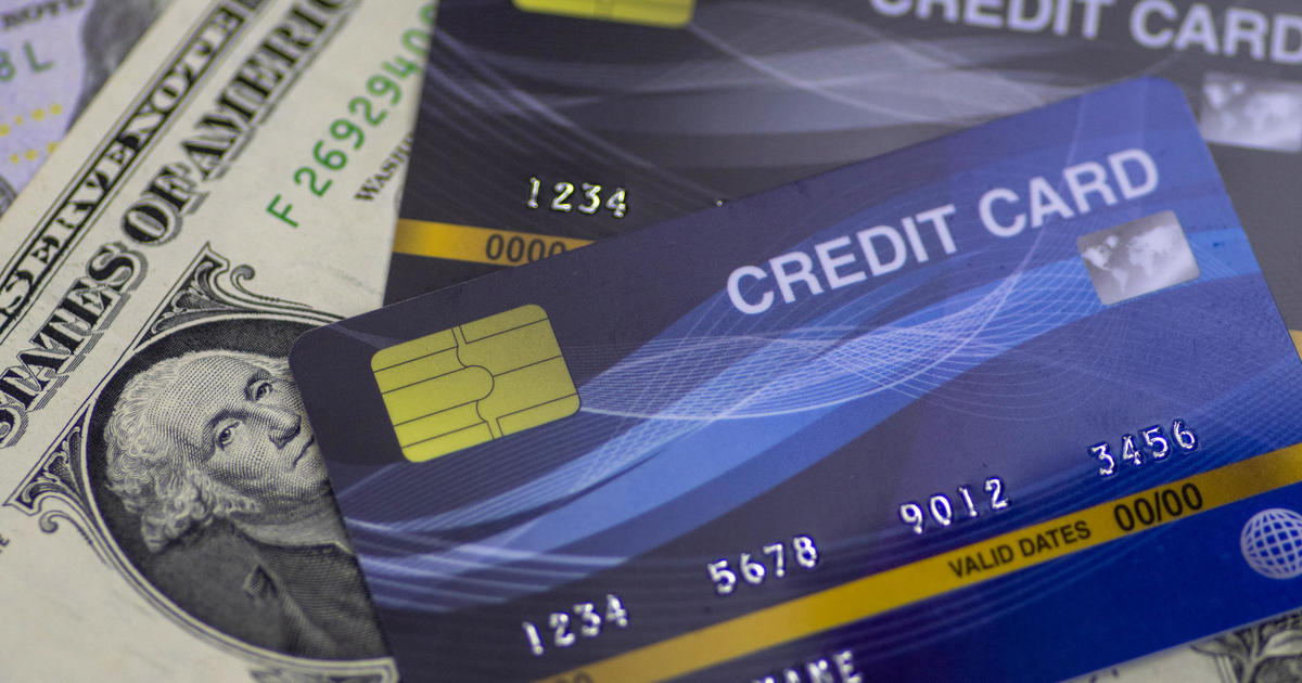 Трябва ли да използвам спешните си спестявания, за да изплатя дълг по кредитна карта?