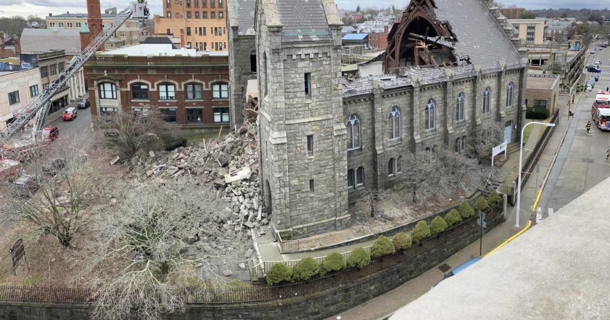 Няма сериозни наранявания след срутването на покрив на историческа църква в Кънектикът