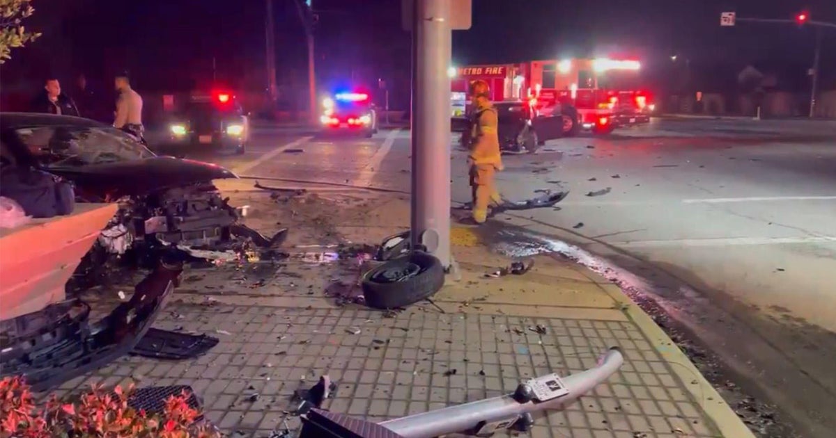 Traffic signal damaged in Rosemont crash; 1 person taken to hospital