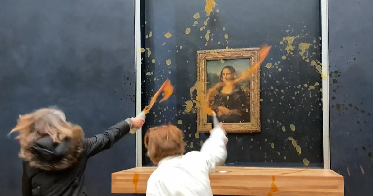 2 climate activists arrested after throwing soup at “Mona Lisa” in Paris