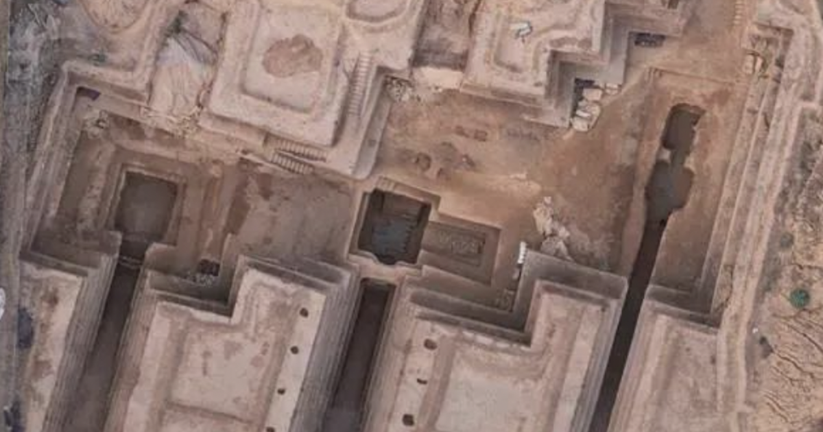 Златни украшения и други древни съкровища, открити в гробница на богато семейство в Китай