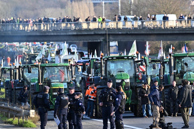 French farmers continue to protest