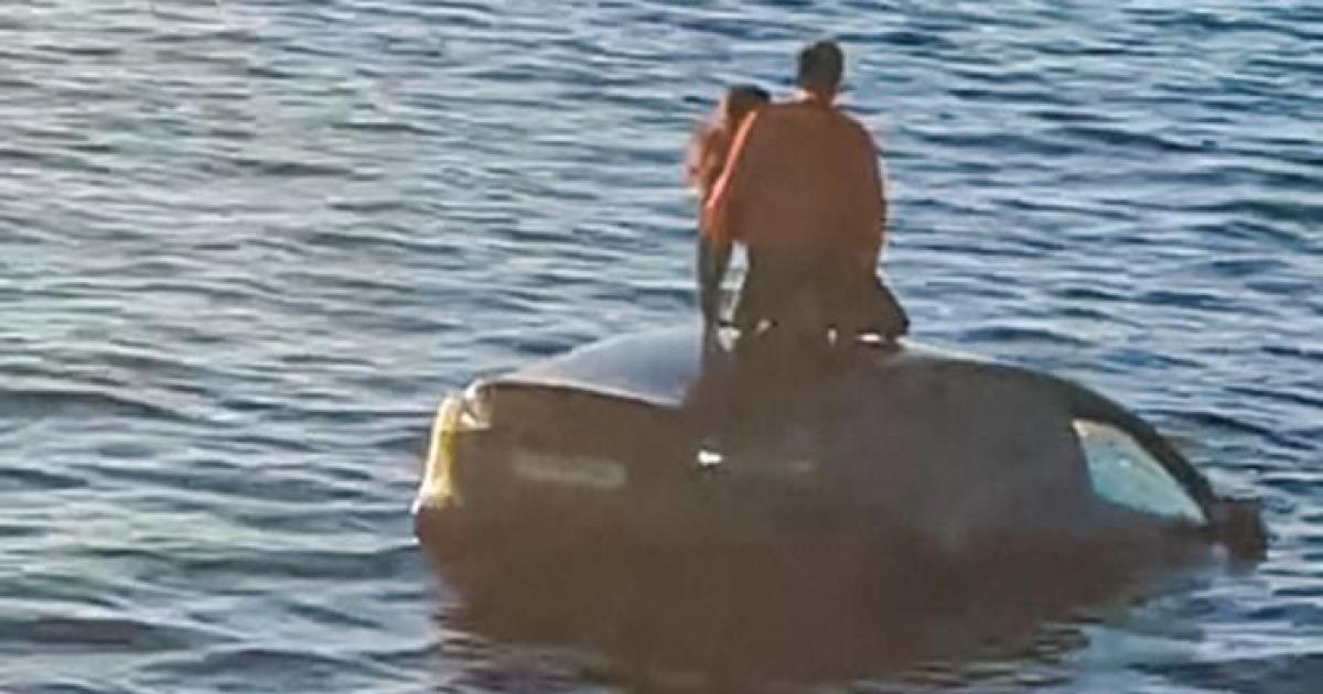 Тесла се потопи в студена вода в Норвегия. Шофьорите бяха спасени от плаваща сауна, когато колата им потъна.